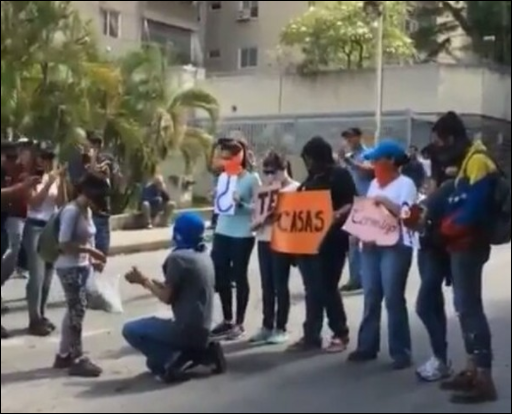 ¡Amor en tiempos de protestas! Pareja de enamorados de la resistencia se compromete en matrimonio