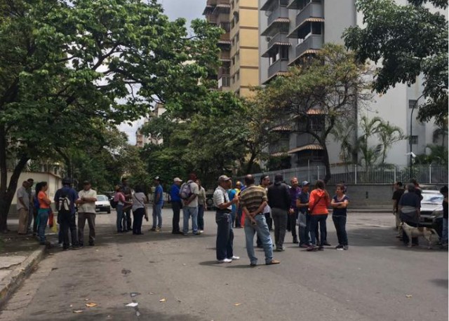 Manifestantes realizan trancazo en Montalbán / Foto: Esteninf Olivarez