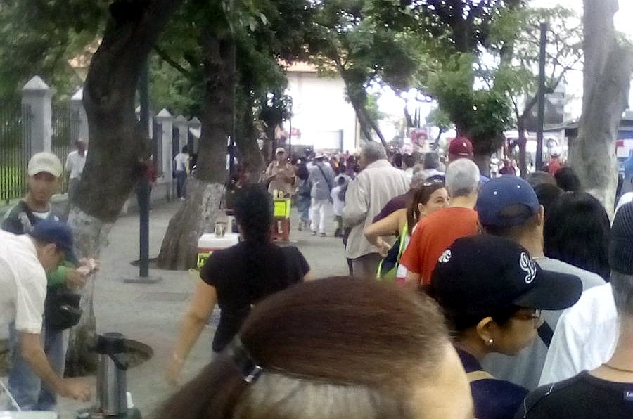 ¡Impresionante! El gentío que participa en la consulta popular en el Parque del Oeste (Video)