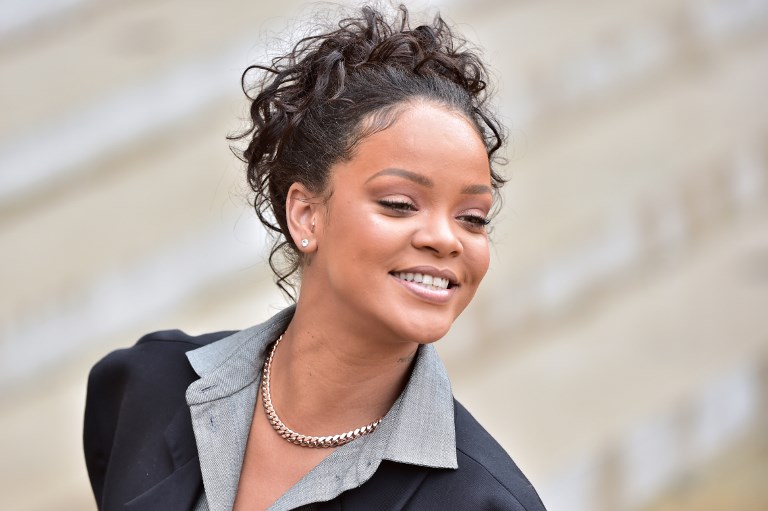 ¿Con la ropa de Nicolás Maduro? Rihanna sorprende al presidente de Francia con su look