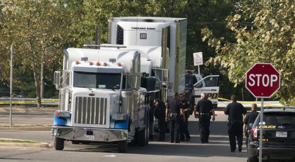 Funcionarios remolcan el camión en el que se encontró a 38 inmigrantes ilegales en San Antonio, Texas, EE.UU., 23 de julio de 2017 y en el que murieron 10 personas (Foto: AFP)