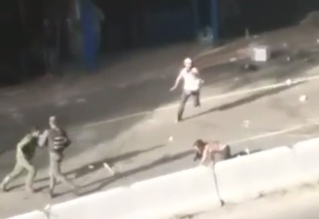 Periodista intercede por una manifestante que la GNB arrastraba y la agreden a ella (VIDEO)