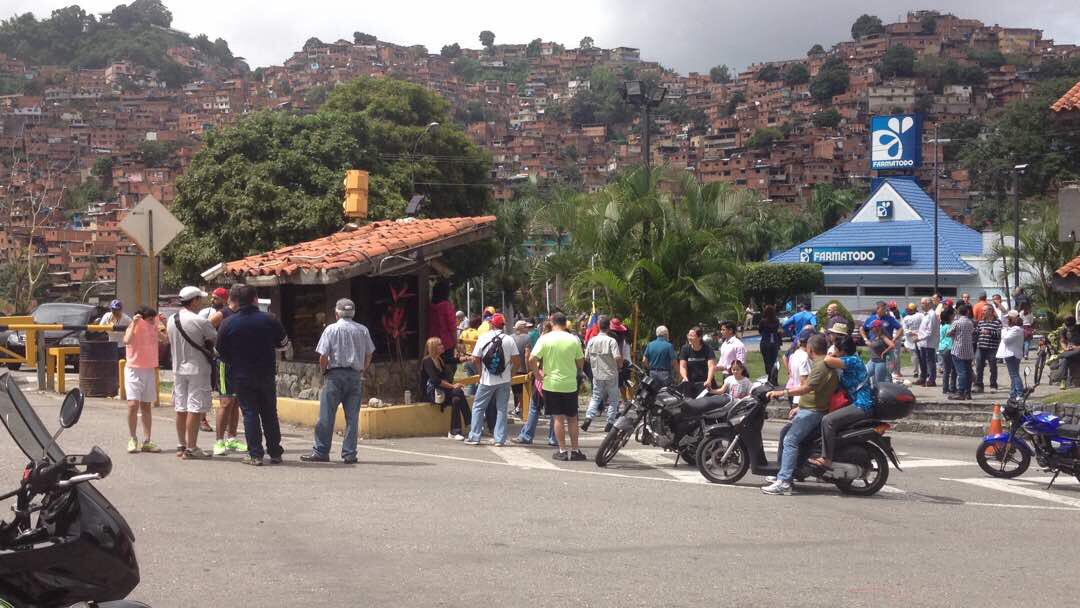 Con cauchos y ramas vecinos de Terrazas del Ávila se unen al trancazo #10Jul