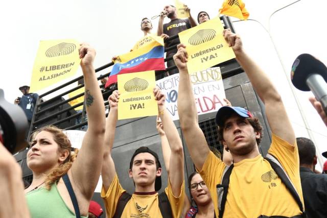 Los estudiantes pidieron la liberación de sus compañeros (Foto: Régulo Gómez / LaPatilla)