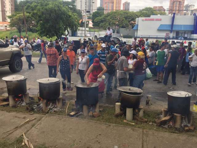 Manifestantes en la avenida Cuatricentenaria de Valencia participan en el trancazo (Foto: @randolfoblanco)