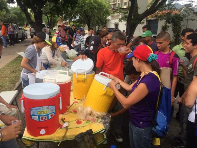 Manifestantes en la avenida Cuatricentenaria de Valencia participan en el trancazo (Foto: @randolfoblanco)