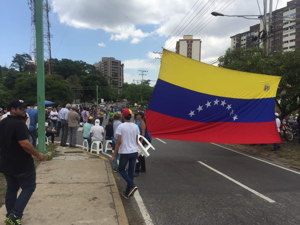 Así se desarrolla el trancazo en la avenida Cuatricentenaria de Valencia #4Jul (Fotos)