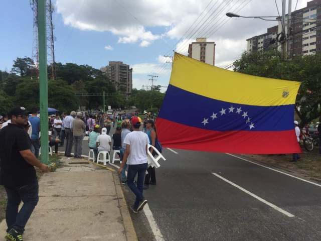 Manifestantes en la avenida Cuatricentenaria de Valencia participan en el trancazo (Foto: @randolfoblanco)