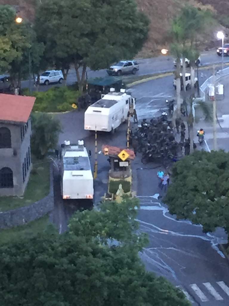 Cuerpos de in-seguridad arremeten contra vecinos de Terrazas del Ávila este #27Jul