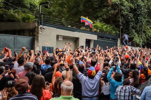 El opositor venezolano Leopoldo López saluda a seguidores hoy, sábado 8 de julio de 2017, en la entrada de su casa en Caracas (Venezuela). Leopoldo López saludó hoy desde dentro de su residencia en Caracas a la que llegó esta madrugada tras recibir una medida de arresto domiciliario que le sacó de la prisión militar en la que estaba recluido desde febrero de 2014, con una condena de 14 años de cárcel. EFE/MIGUEL GUTIÉRREZ