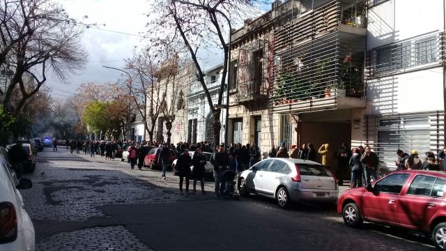 Venezolanos en Palermo, Argentina, esperan para participar en la consulta popular (Foto: @cdavilan)