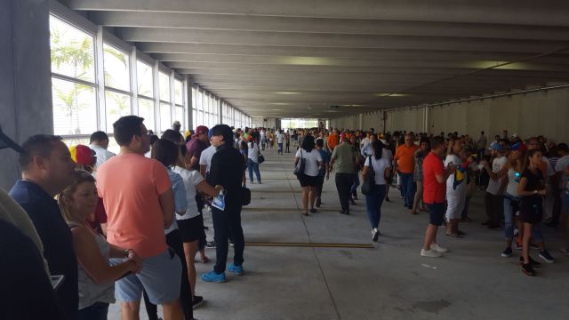 Venezolanos en el Miami Dade College participan en la consulta popular (Foto: @Darwins2010)