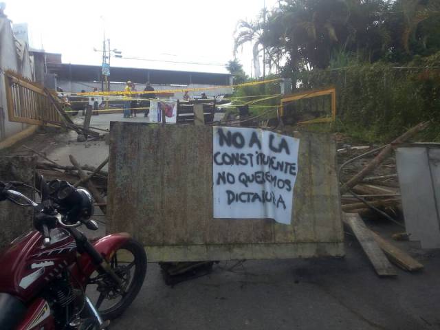 Cerrada la calle El Pozo, en Parque Caiza // Foto @nessacrlupo