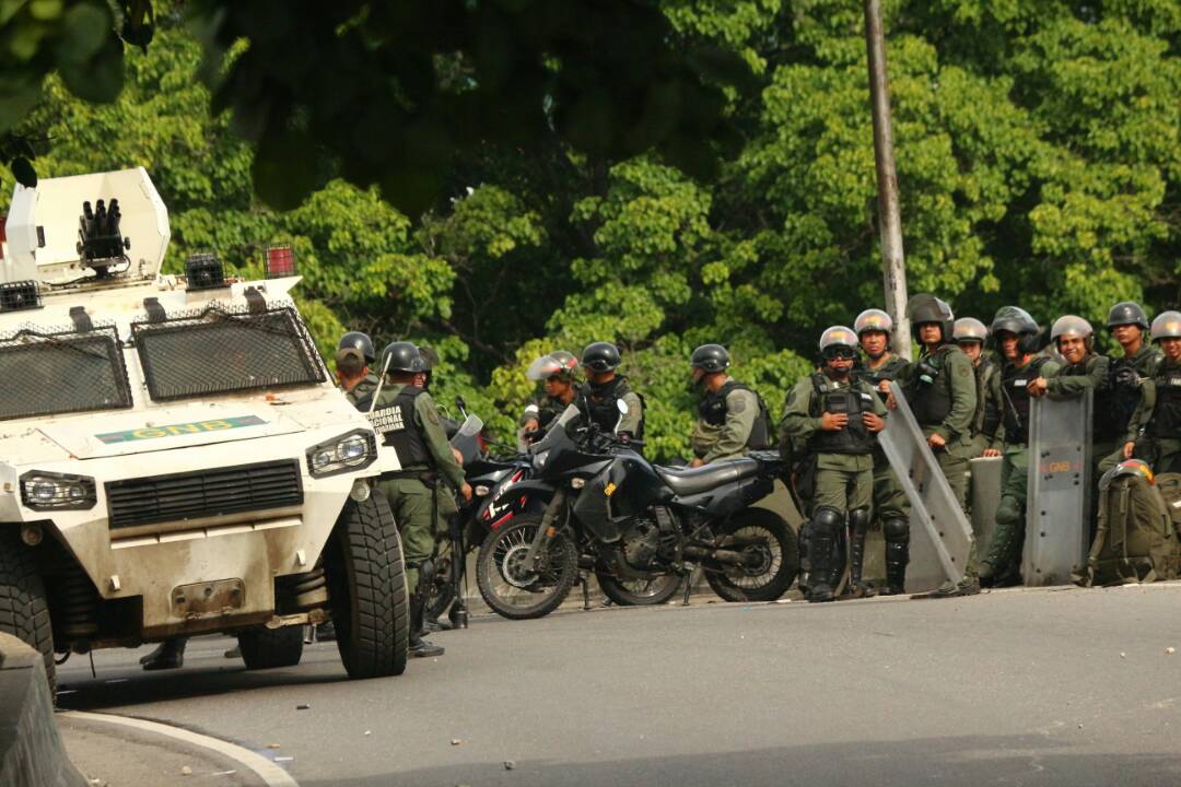 Despojaron de sus armas a estos GNB bien… DORMIDOS, en su siesta post almuerzo