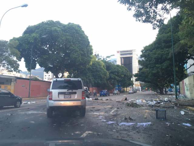 Barricadas desde El Hatillo hasta El Cafetal / Fotos: @verocarballo7