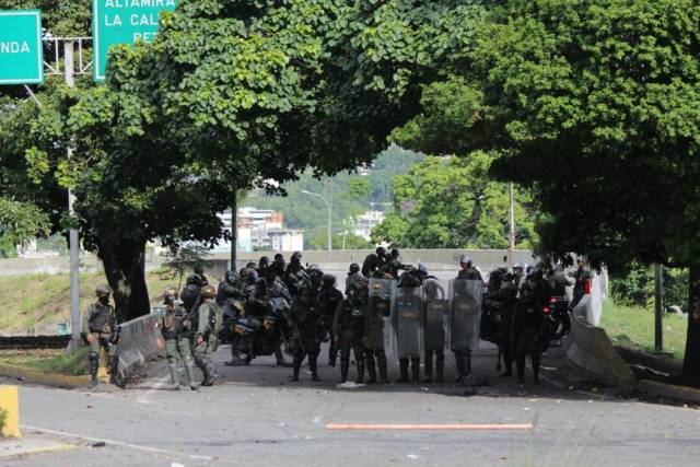 GNB reprime con lacrimógenas trancazo en Altamira y Chacao: La resistencia se mantiene. Foto: Régulo Gómez / LaPatilla.com