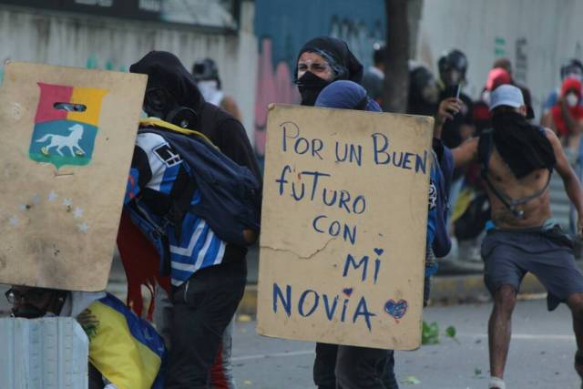 GNB reprime con lacrimógenas trancazo en Altamira y Chacao: La resistencia se mantiene. Foto: Régulo Gómez / LaPatilla.com