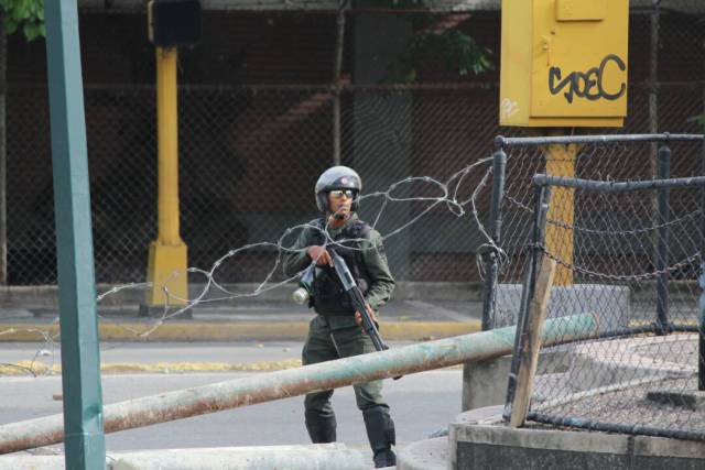 GNB reprime con lacrimógenas trancazo en Altamira y Chacao: La resistencia se mantiene. Foto: Régulo Gómez / LaPatilla.com