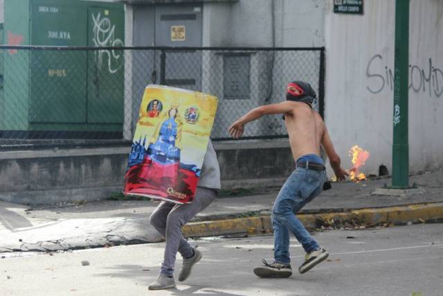 GNB reprime con lacrimógenas trancazo en Altamira y Chacao: La resistencia se mantiene. Foto: Régulo Gómez / LaPatilla.com