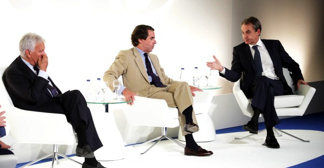 GRA044 MADRID, 05/07/2017.- El expresidente del Gobierno José Luis Rodríguez Zapatero (d), durante su intervención en el foro «40 años de democracia» organizado hoy en Madrid por el grupo Vocento con motivo de las primeras elecciones de 1977, en el que también participan los exjefes del Ejecutivo Felipe González (i) y José María Aznar. EFE/Zipi