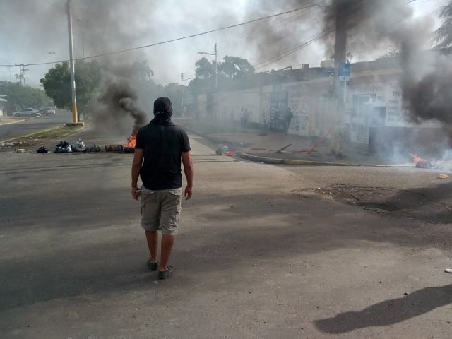 Manifestantes levantaron barricadas en Barcelona (Foto: @1954candanga)