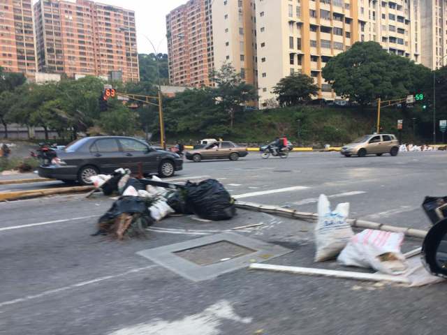 Barricadas desde El Hatillo hasta El Cafetal / Fotos: @verocarballo7