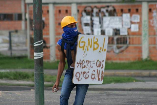  Fuerzas represoras atacaron a manifestantes en Maracay. Fotos: Eleazar Urbaez / @FEDGLOCK 