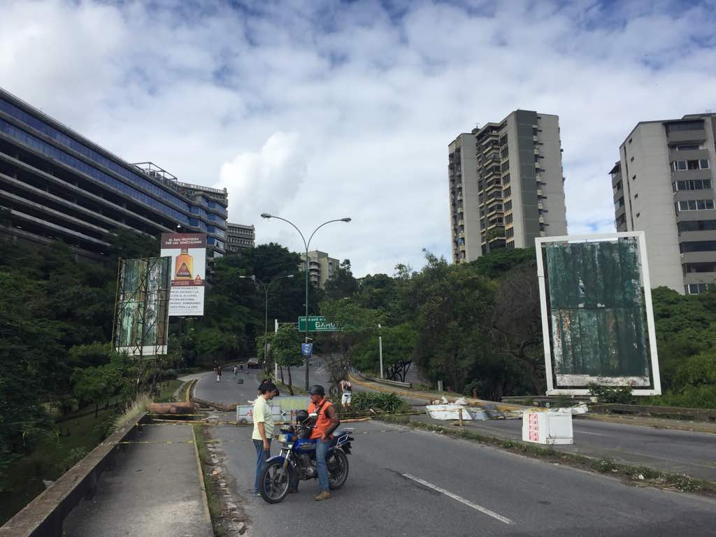 Manifestantes trancaron la avenida principal de Caurimare #6Jul (Fotos)