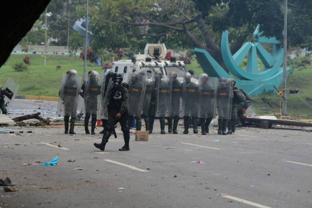 GNB reprime con lacrimógenas trancazo en Altamira y Chacao: La resistencia se mantiene. Foto: Régulo Gómez / LaPatilla.com