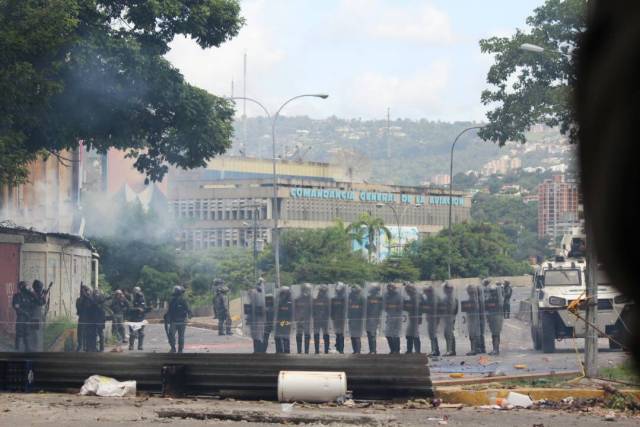 GNB reprime con lacrimógenas trancazo en Altamira y Chacao: La resistencia se mantiene. Foto: Régulo Gómez / LaPatilla.com