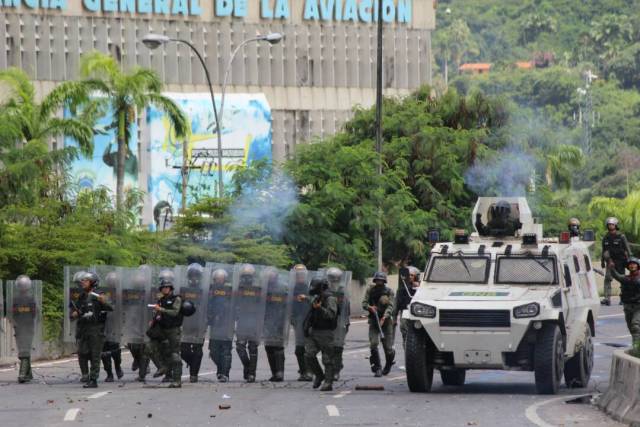 GNB reprime con lacrimógenas trancazo en Altamira y Chacao: La resistencia se mantiene. Foto: Régulo Gómez / LaPatilla.com