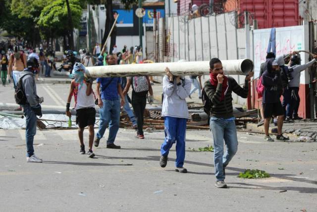 GNB reprime con lacrimógenas trancazo en Altamira y Chacao: La resistencia se mantiene. Foto: Régulo Gómez / LaPatilla.com