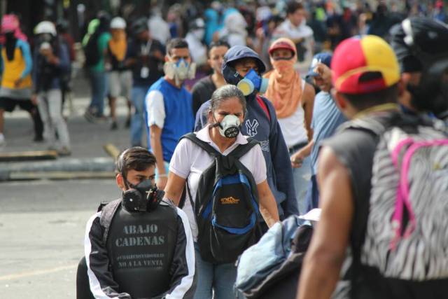 GNB reprime con lacrimógenas trancazo en Altamira y Chacao: La resistencia se mantiene. Foto: Régulo Gómez / LaPatilla.com