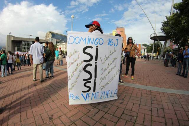 El Movimiento Estudiantil encabeza el cierre de campaña en la plaza Sadel. Foto: Régulo Gómez / LaPatilla.com