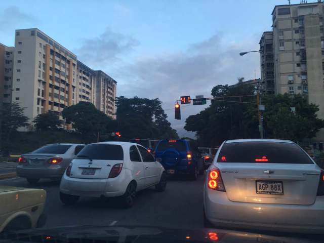 Barricadas desde El Hatillo hasta El Cafetal / Fotos: @verocarballo7