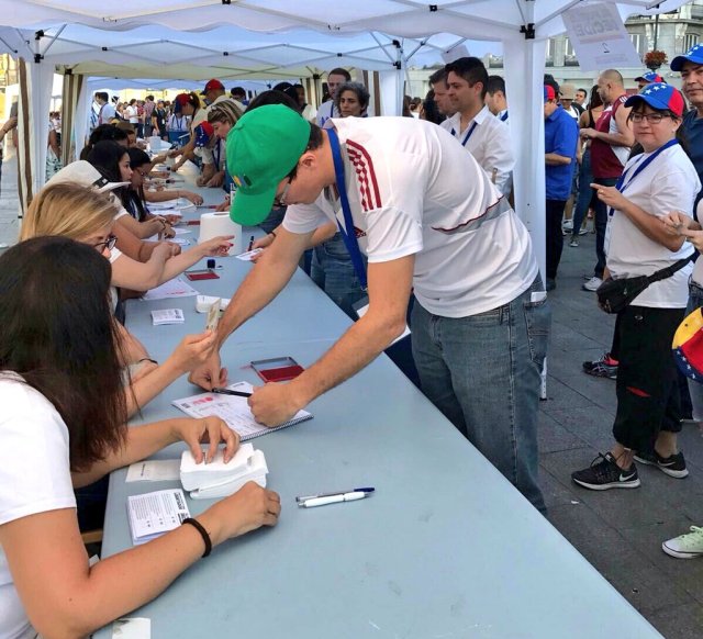 Cientos de venezolanos votan en Barcelona, España