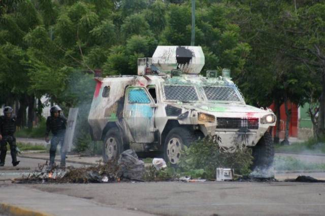 Fuerzas represoras atacaron a manifestantes en Maracay. Fotos: Eleazar Urbaez / @FEDGLOCK 