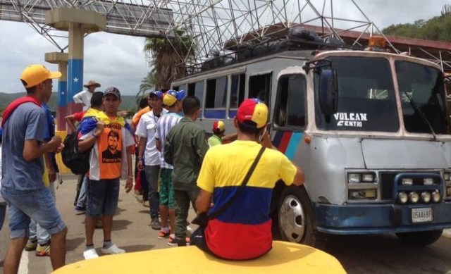 Jóvenes de Delta Amacuro retenidos en Playa Pintada // Foto  @VPmonagas 