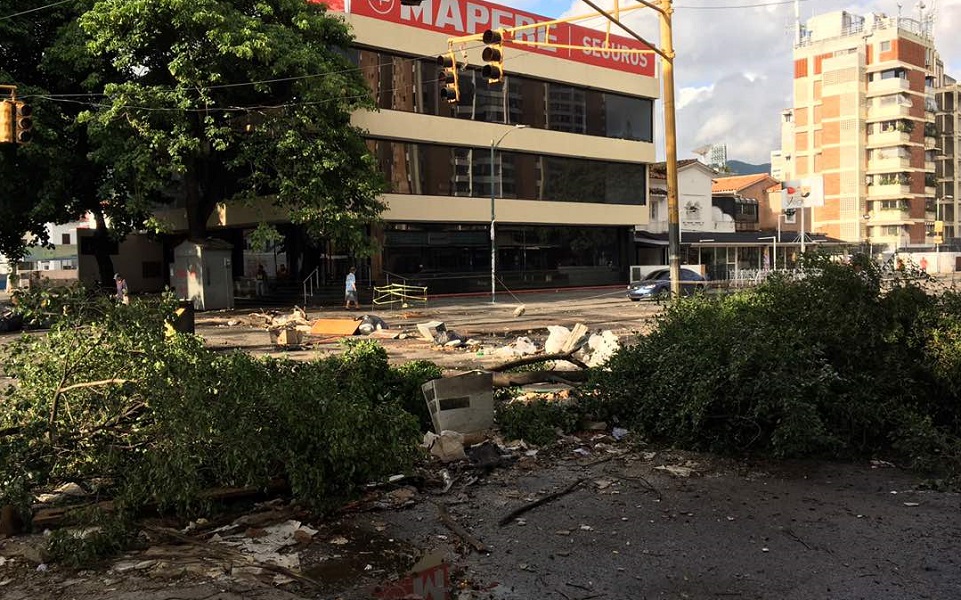 Vecinos de El Paraíso se mantienen activos con el trancazo #29Jul (Fotos)