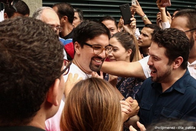 Freddy Guevara, vicepresidente de la AN, frente a la residencia de Leopoldo López este #8Jul // Foto Will Jiménez-LaPatilla.com