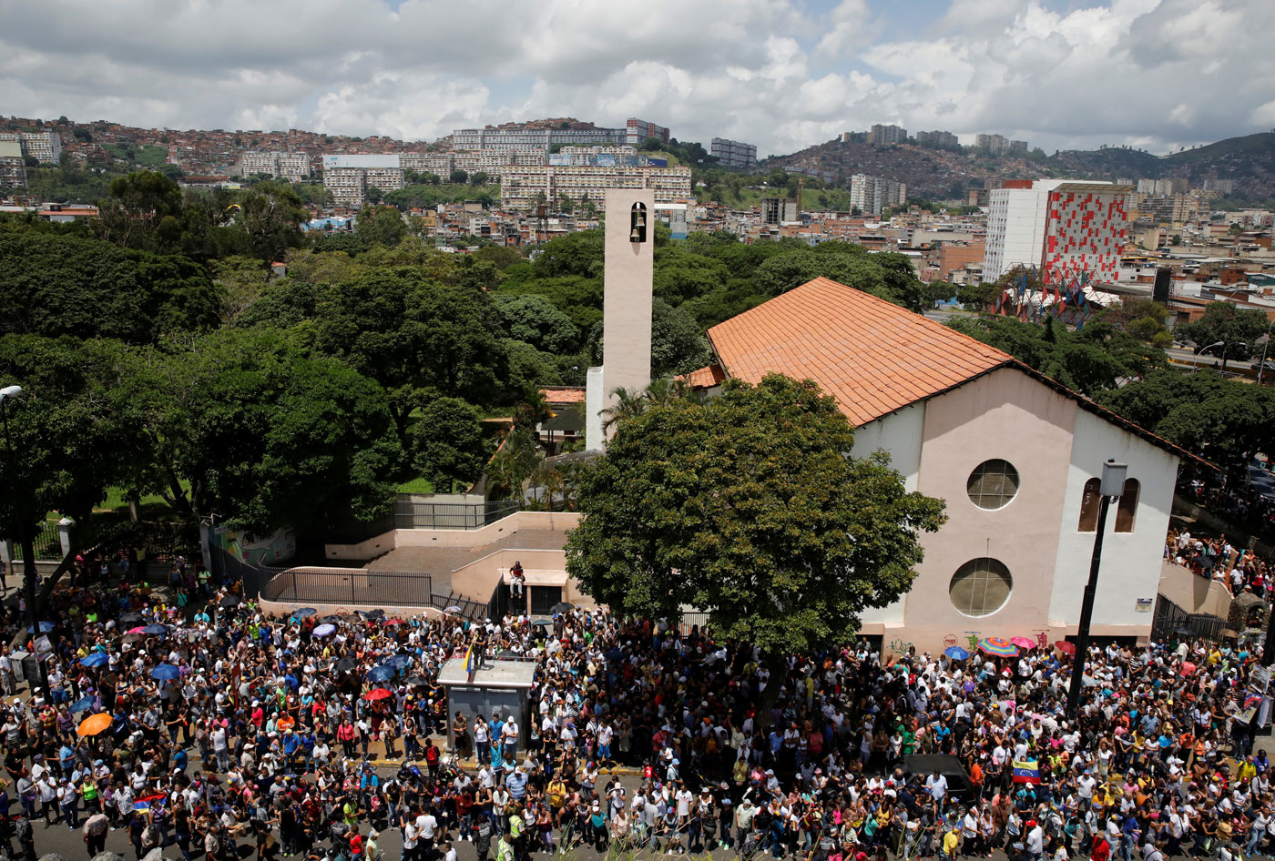 Cardenal Urosa y 500 venezolanos fueron secuestrados por colectivos en iglesia de Catia