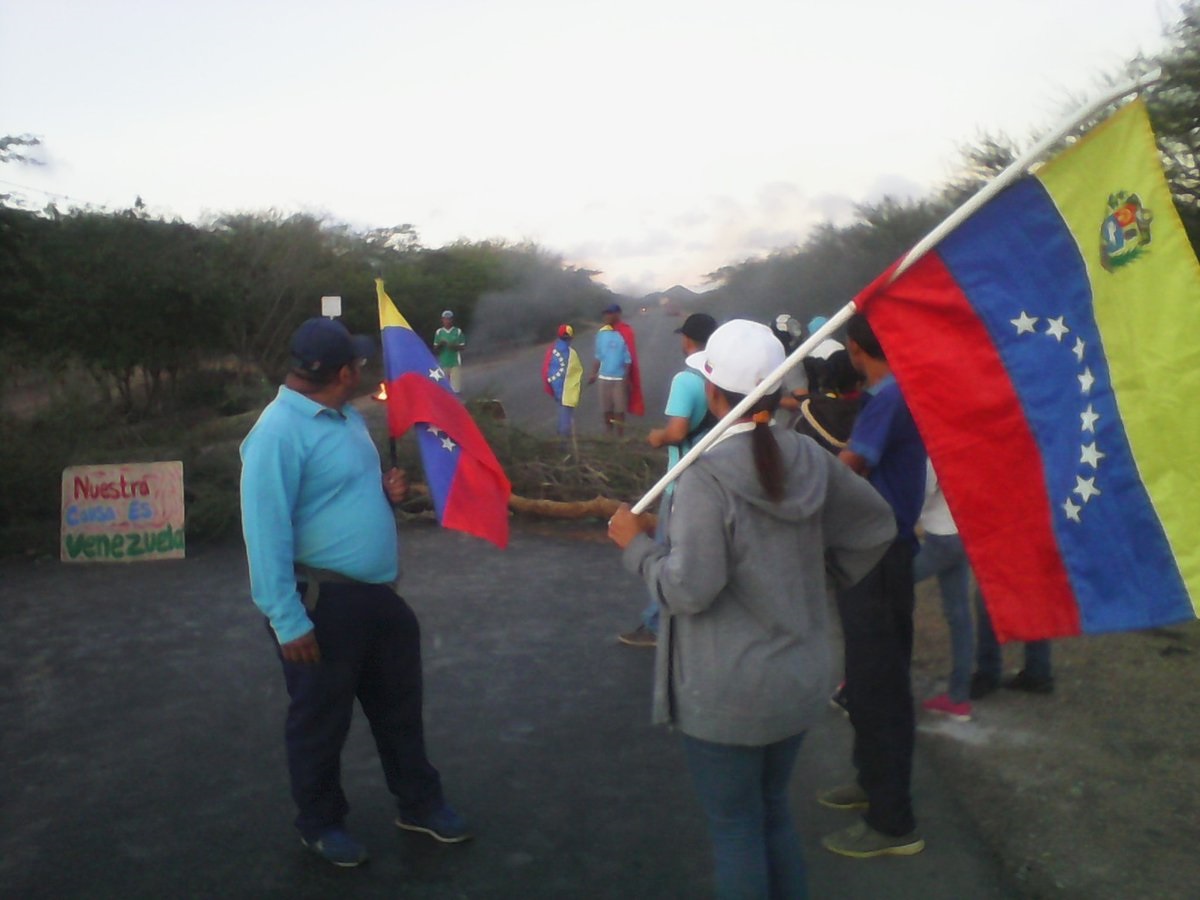 Vecinos tomaron carretera Lara-Falcón y acatan #ParoNacional (Video + Fotos)