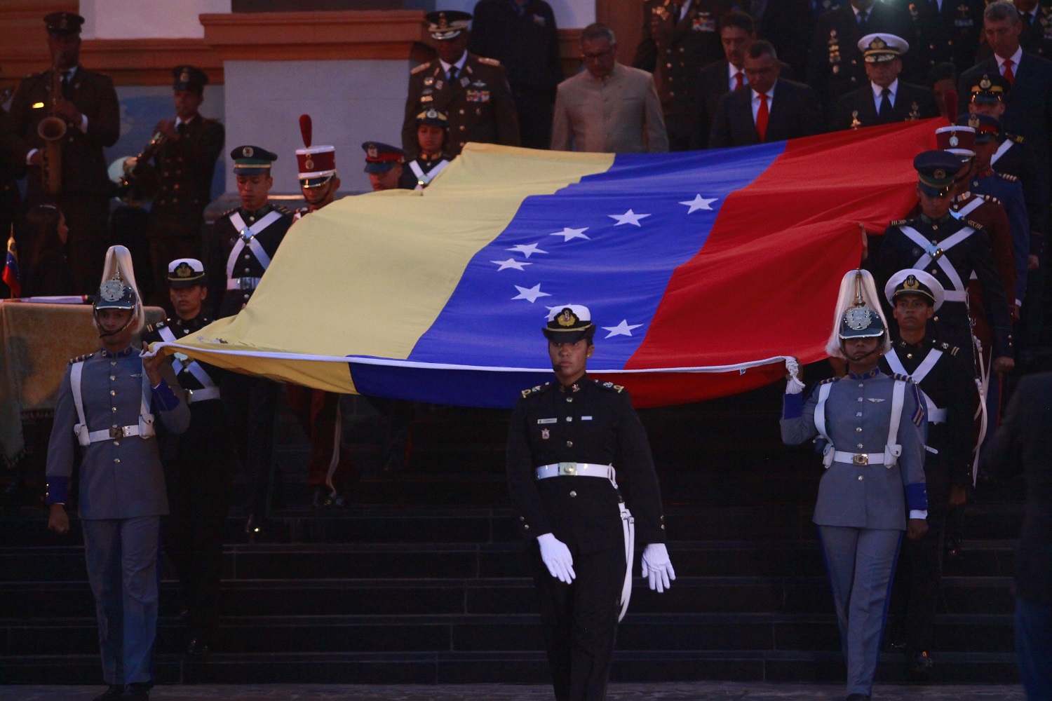 Con izada de bandera se inicia conmemoración por 234 años del natalicio del Libertador