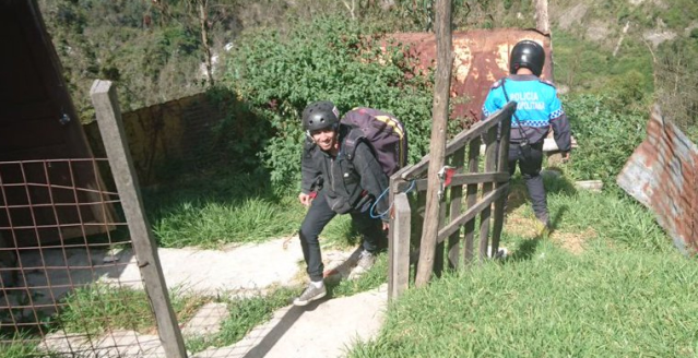 Momento en que son rescatados los dos parapentistas (Foto: Twitter COE Quito)