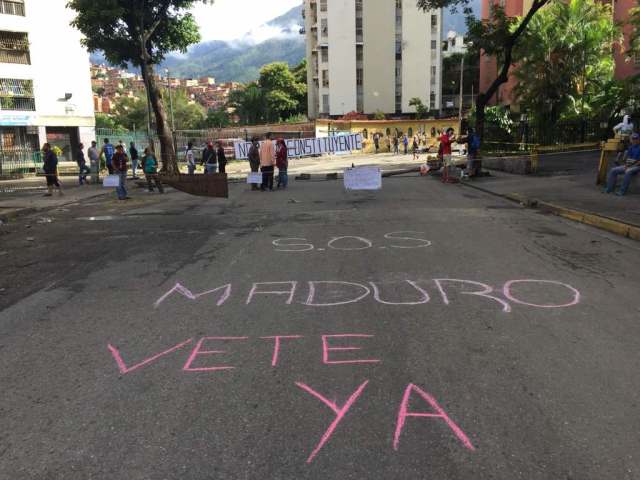 Calles y avenidas desiertas y con barricadas (Foto Lapatilla)