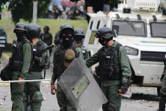 Disparos de lacrimógenas horizontales y demás atrocidades: La represión de la GNB en Bello Campo. Foto: Régulo Gómez / LaPatilla.com