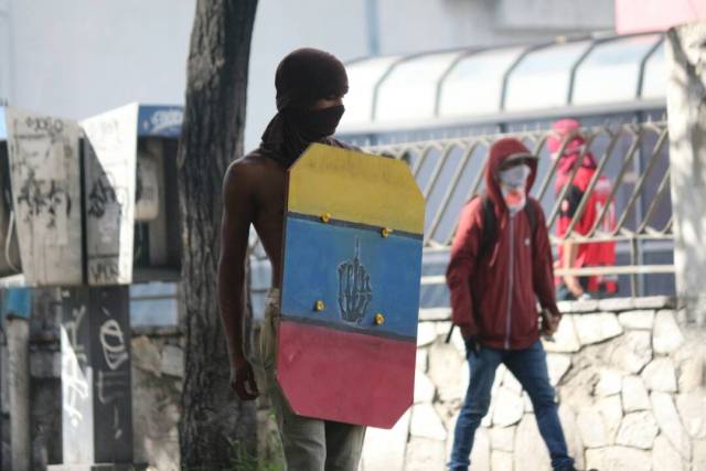 Disparos de lacrimógenas horizontales y demás atrocidades: La represión de la GNB en Bello Campo. Foto: Régulo Gómez / LaPatilla.com