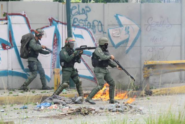 Disparos de lacrimógenas horizontales y demás atrocidades: La represión de la GNB en Bello Campo. Foto: Régulo Gómez / LaPatilla.com