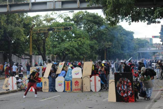 Disparos de lacrimógenas horizontales y demás atrocidades: La represión de la GNB en Bello Campo. Foto: Régulo Gómez / LaPatilla.com