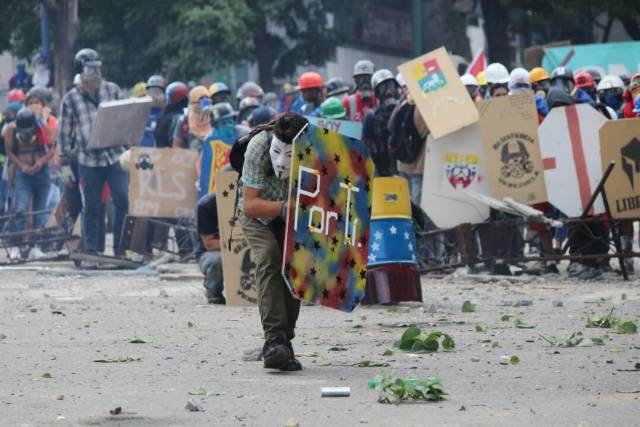 Disparos de lacrimógenas horizontales y demás atrocidades: La represión de la GNB en Bello Campo. Foto: Régulo Gómez / LaPatilla.com